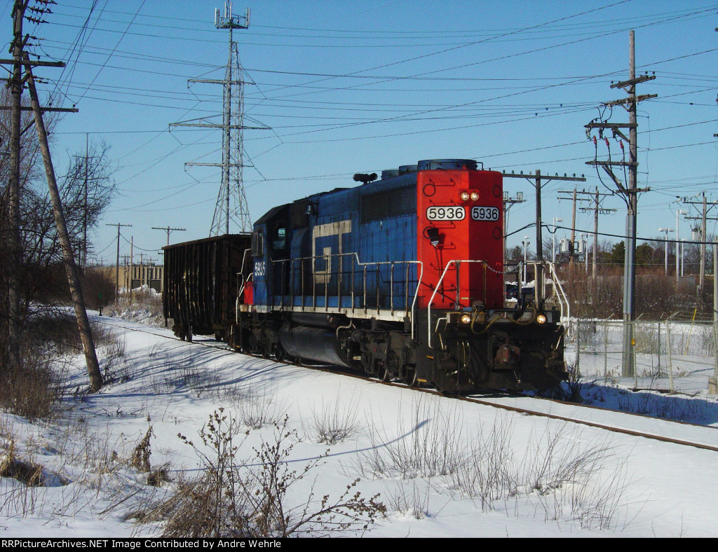 GTW 5936 and its one-MT L507 approach Brown Deer Rd.